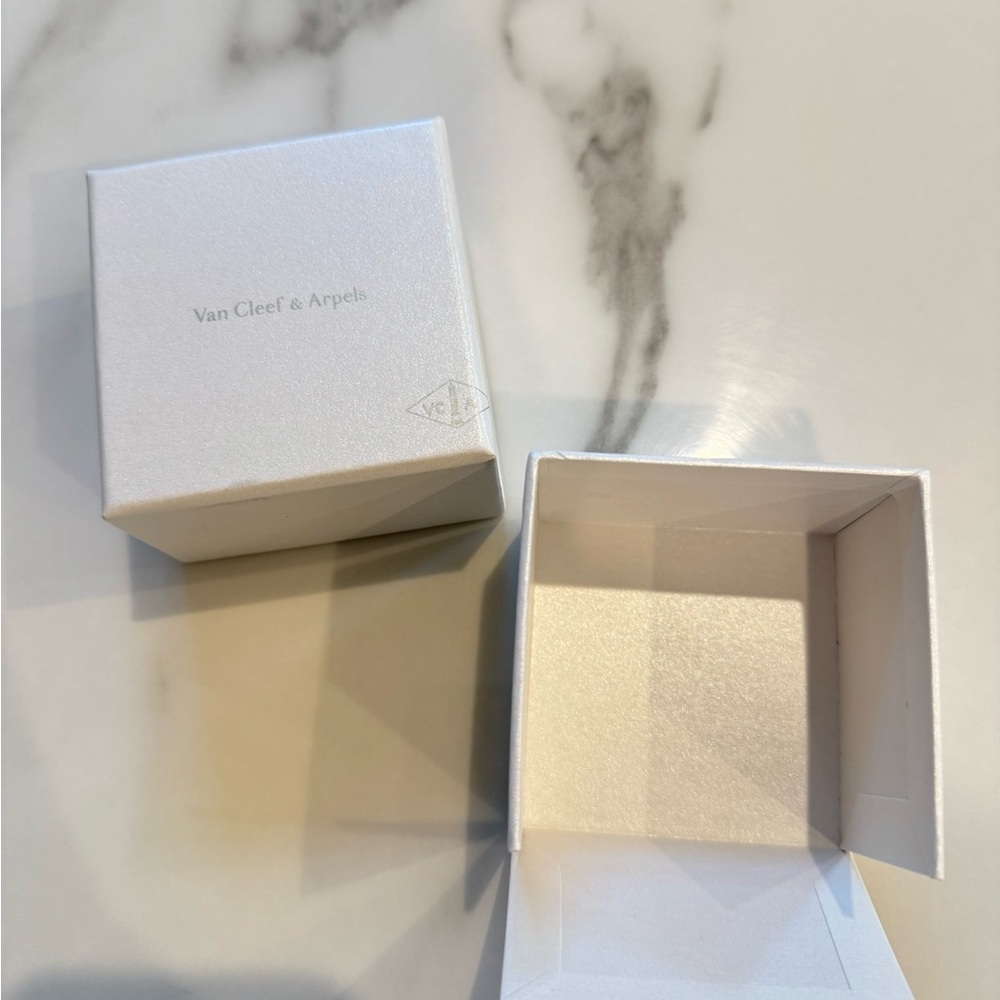 Van Cleef & Arpels Elegant Cream Box